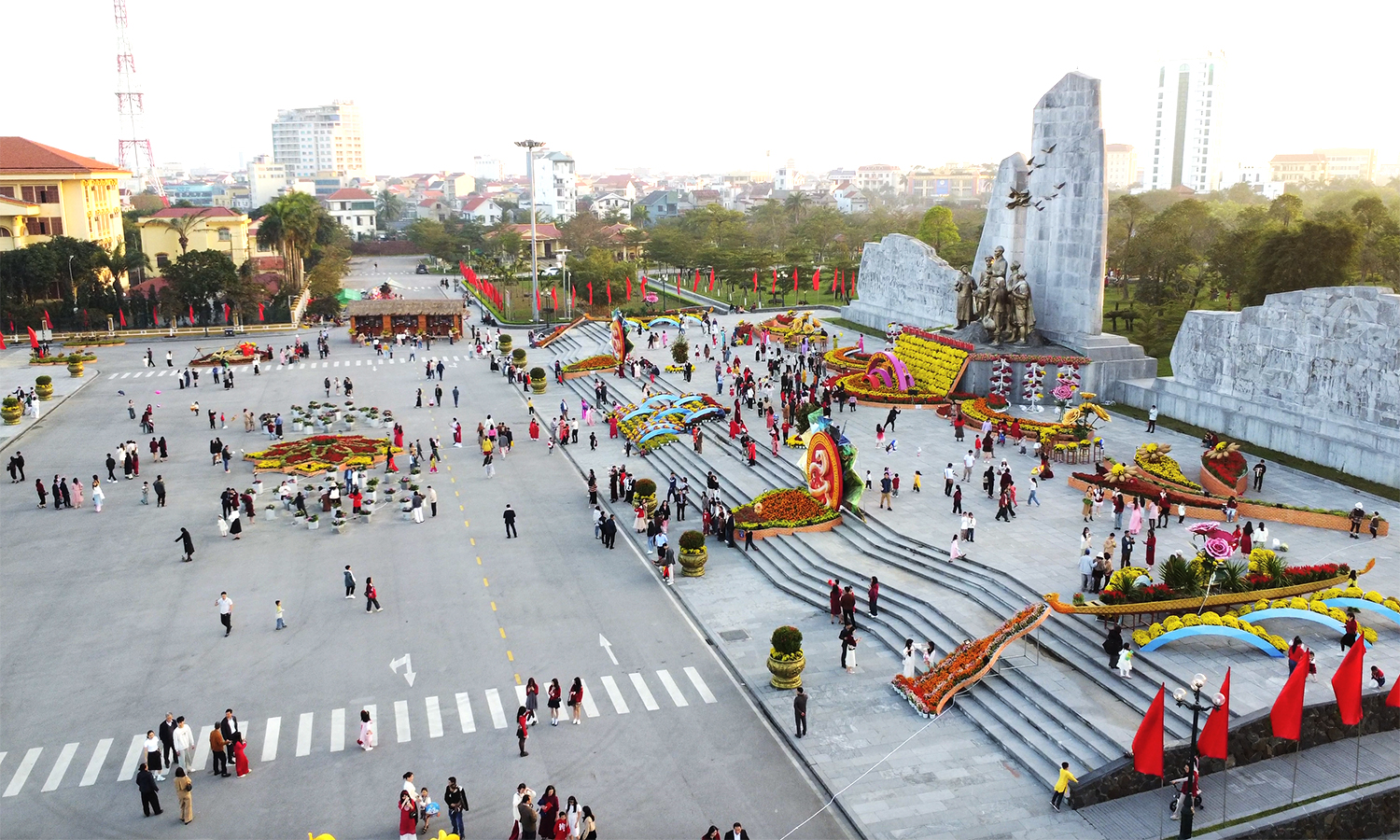 Quảng trường Hồ Chí Minh thu hút hàng nghìn người dân tham quan