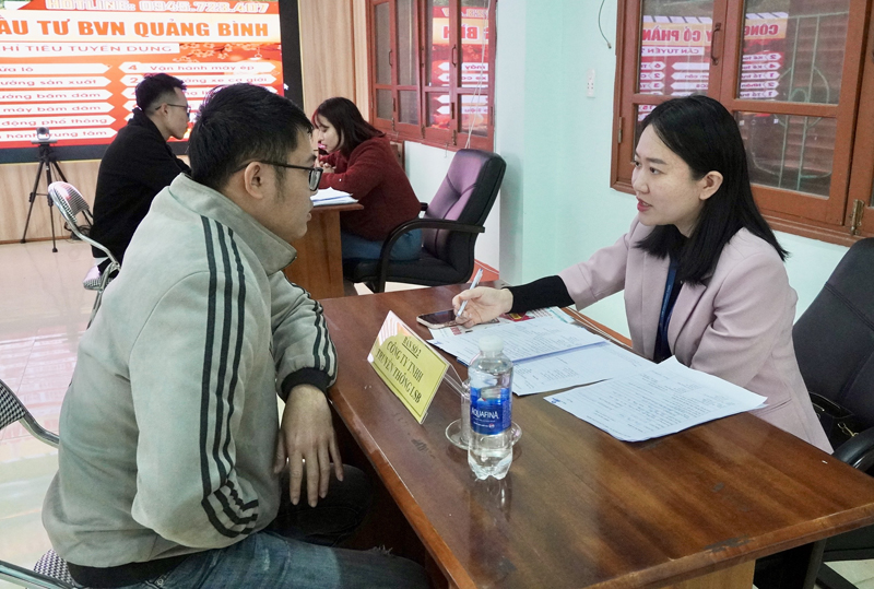 Hơn 300 lao động tham gia phiên giao dịch việc làm đầu xuân năm 2025