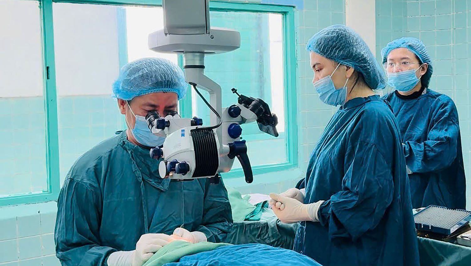 Thực hiện thành công ca phẫu thuật mắt bằng keo dán sinh học