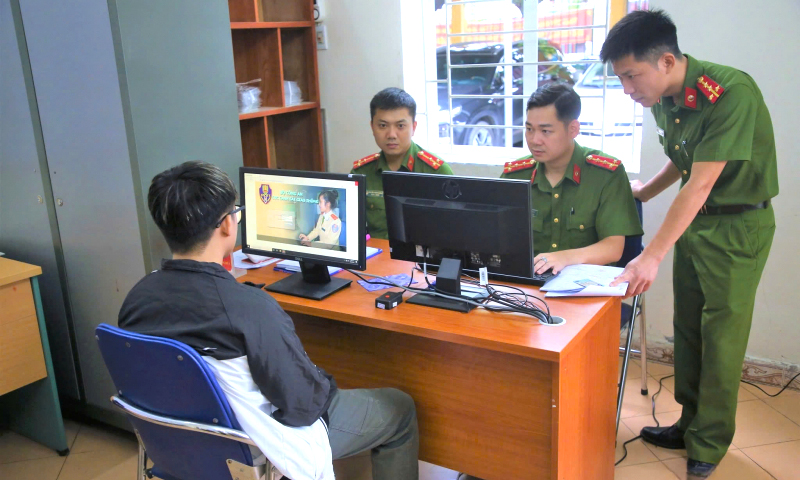 Công an cấp xã sẽ tiếp nhận hồ sơ đổi, cấp lại giấy phép lái xe để phục vụ nhân dân ngay tại cơ sở