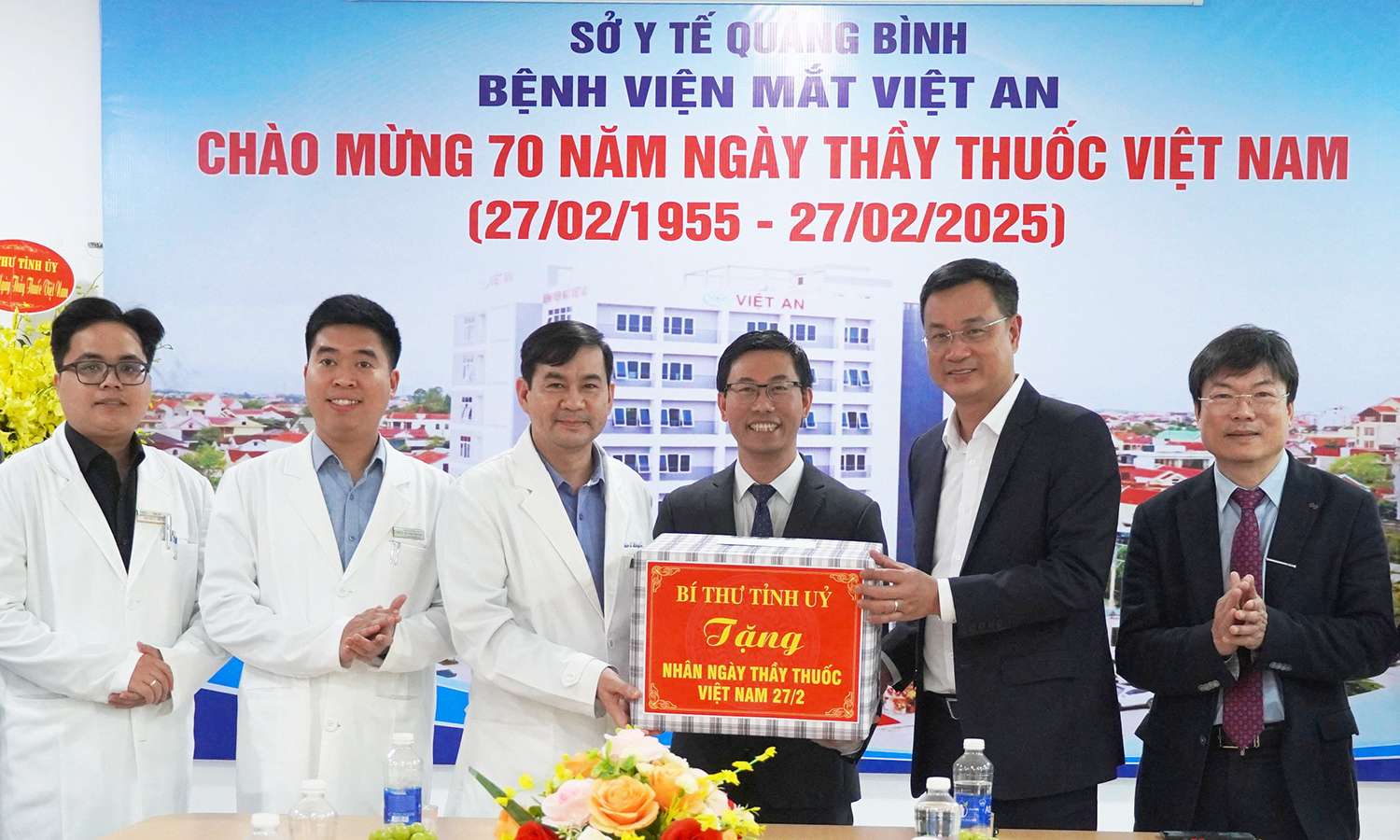 Đồng chí Bí thư Tỉnh ủy thăm các đơn vị y tế nhân Ngày Thầy thuốc Việt Nam
