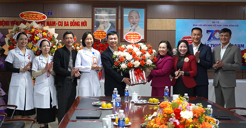Lãnh đạo TP. Đồng Hới thăm, chúc mừng cơ sở y tế  nhân Ngày Thầy thuốc Việt Nam