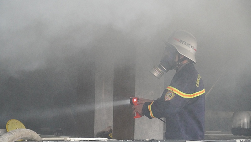 TP. Đồng Hới: Cháy lớn tại cửa hàng Toàn Cầu Luxury Mobile