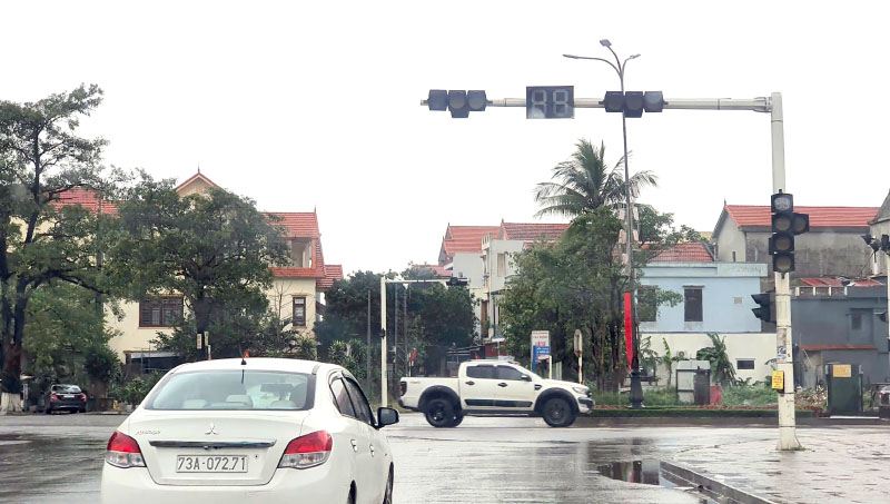 Đèn tín hiệu giao thông bị lỗi: "Biết rồi, khổ lắm…"