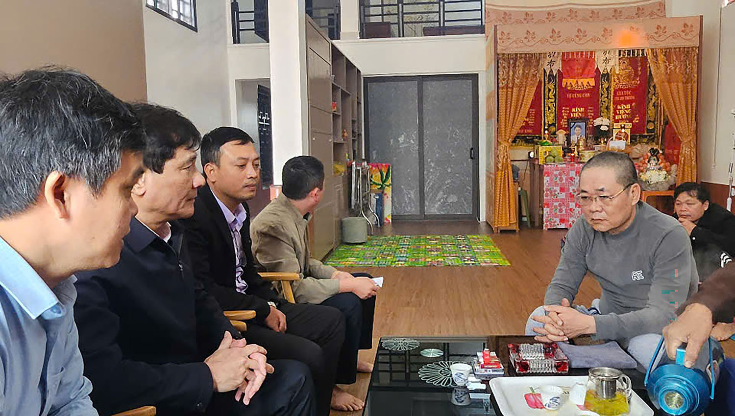 Thăm hỏi các gia đình có nạn nhân tử vong do tai nạn giao thông