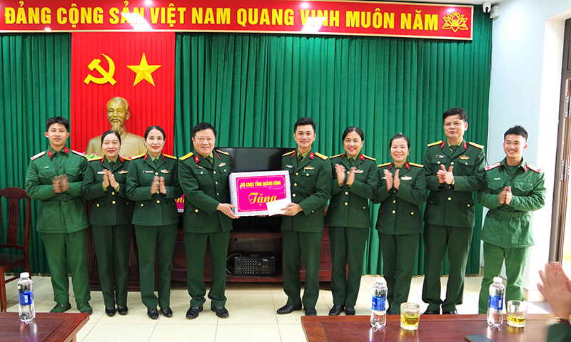 Bộ Chỉ huy Quân sự tỉnh tặng quà động viên cán bộ, chiến sĩ Đảo La