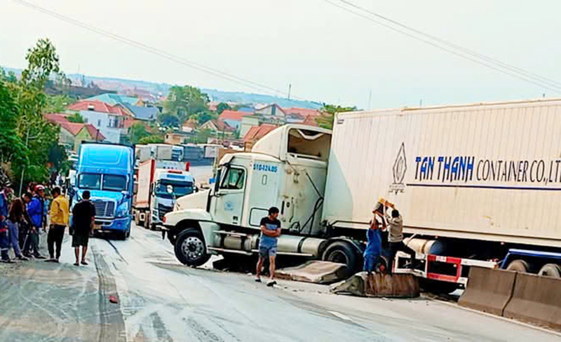 Xe container đâm dải phân cách, Quốc lộ 1 ùn tắc nhiều giờ