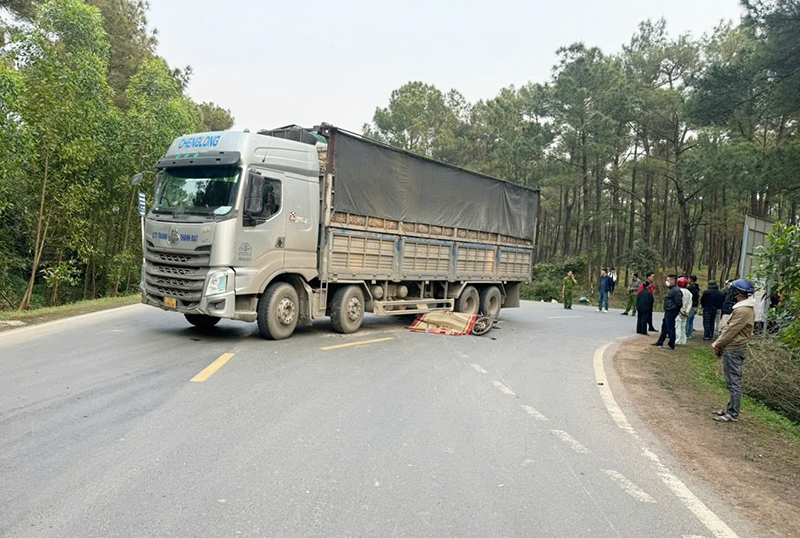 Xe máy va chạm với xe tải, 1 học sinh tử vong