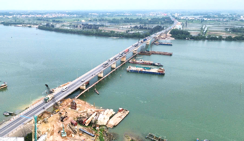 Đẩy nhanh tiến độ thi công cầu Gianh và cầu Quán Hàu