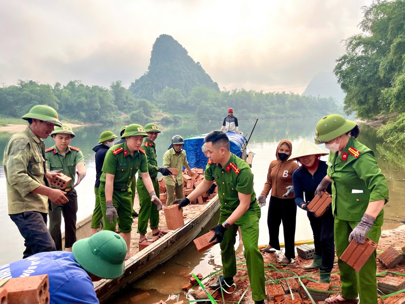 Hỗ trợ tháo dỡ hơn 300 nhà tạm, nhà dột nát