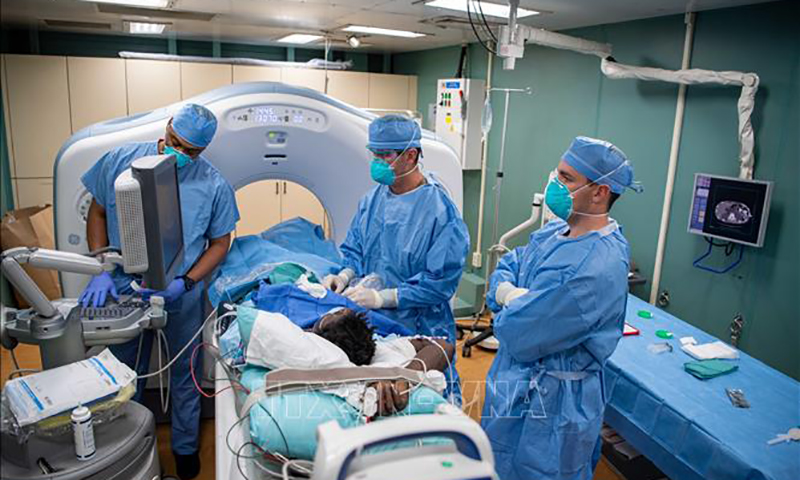 Mỹ đẩy mạnh tinh gọn bộ máy, cắt giảm 10.000 việc làm trong ngành Y tế