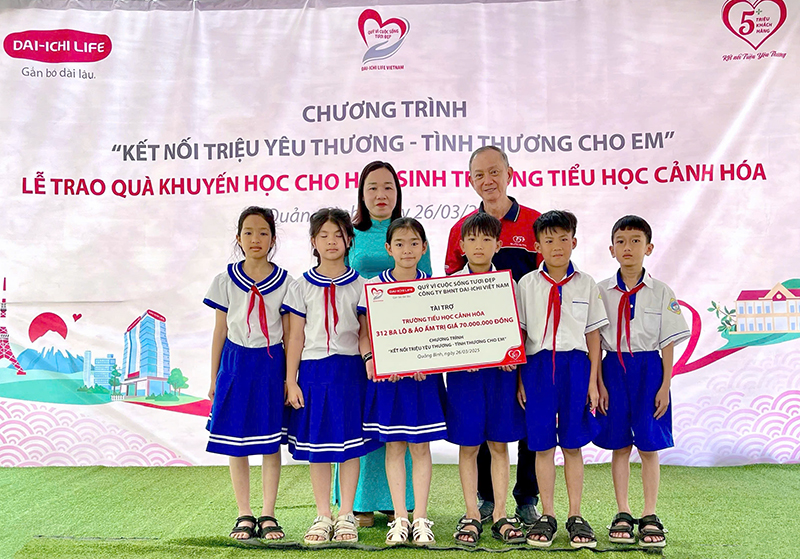 Dai-ichi Life Việt Nam trao áo ấm và quà khuyến học cho trẻ em