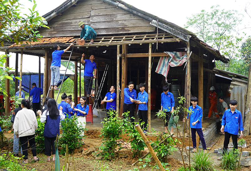 Đoàn Các cơ quan Đảng: Hỗ trợ xóa nhà tạm, nhà dột nát tại huyện Minh Hóa