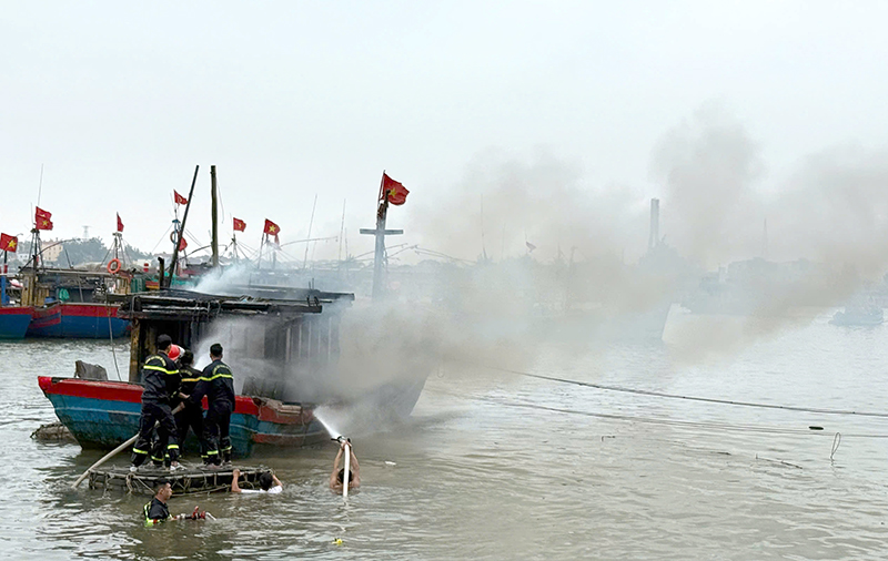 1 tàu cá bị bốc cháy khi đang neo đậu trên sông Nhật Lệ