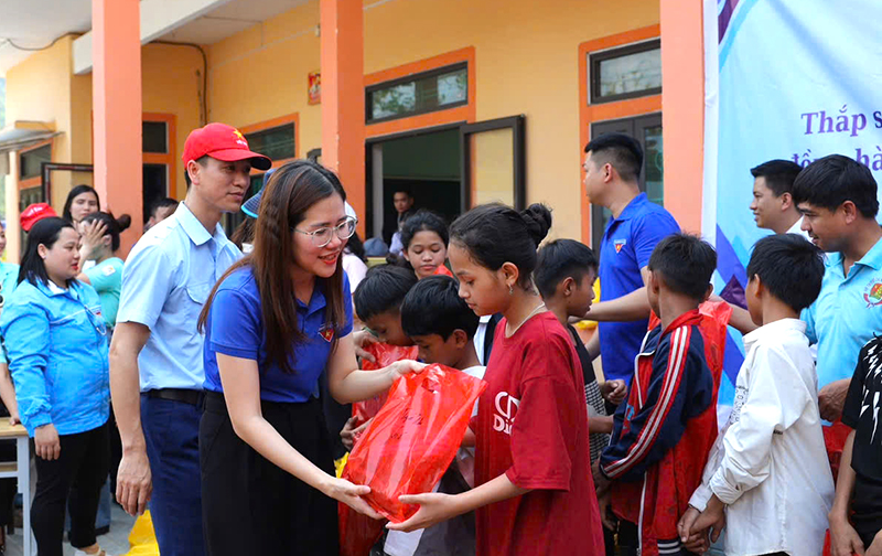 Chương trình "Thắp sáng ước mơ thiếu nhi Việt Nam-đồng hành cùng đồng bào dân tộc thiểu số"
