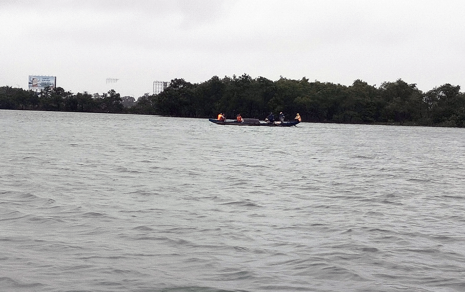 Quảng Ninh: Tìm kiếm nam thanh niên nghi nhảy cầu Quán Hàu