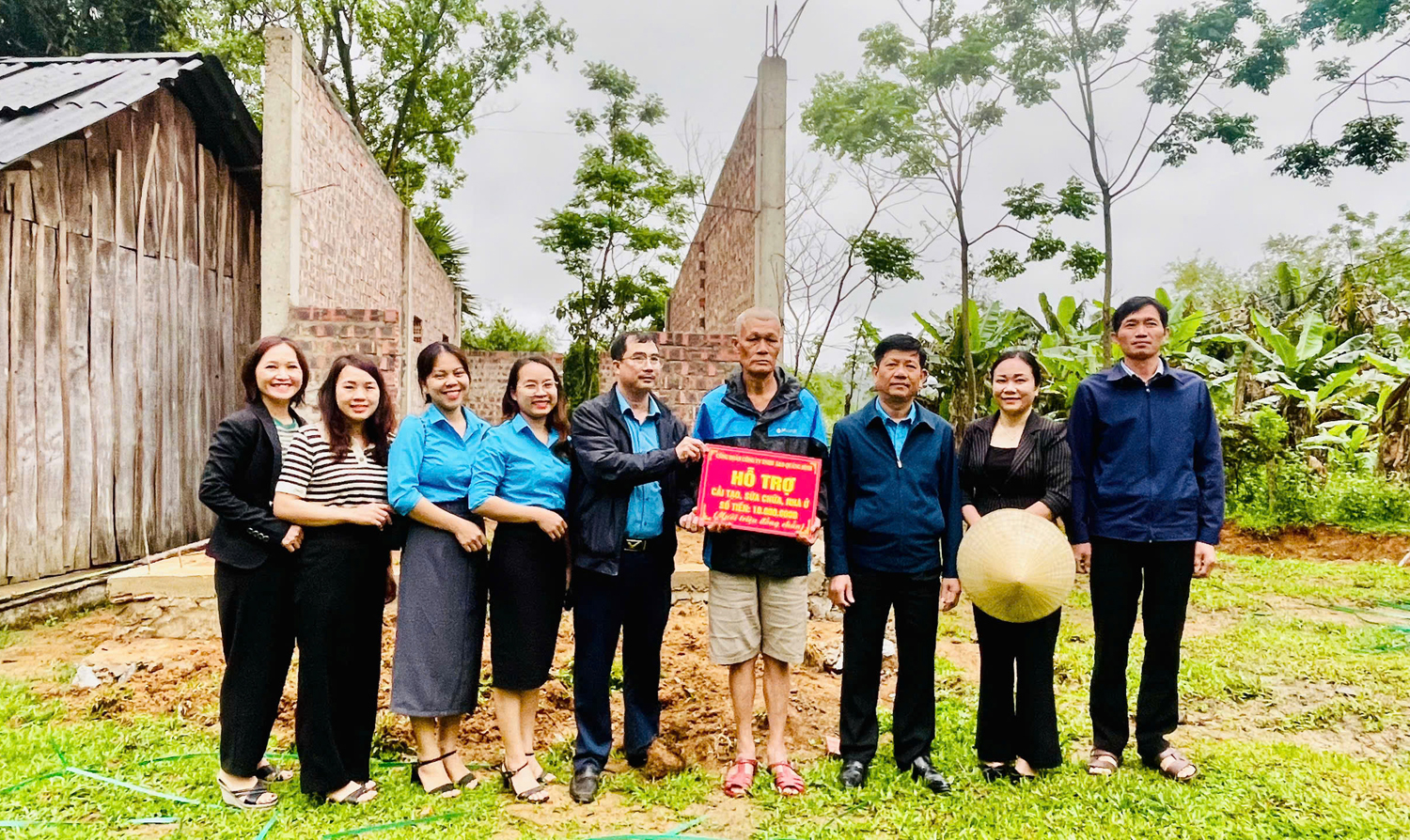 Công đoàn Khu kinh tế: Trao hỗ trợ xoá nhà tạm, nhà dột nát