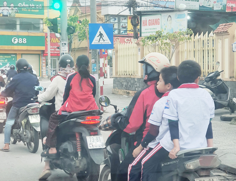 Nhiều trường hợp vi phạm lỗi không đội mũ bảo hiểm khi tham gia giao thông