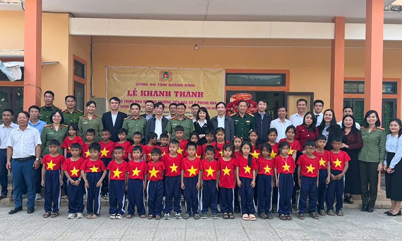 Bàn giao nhà nội trú cho giáo viên tại bản Rào Con