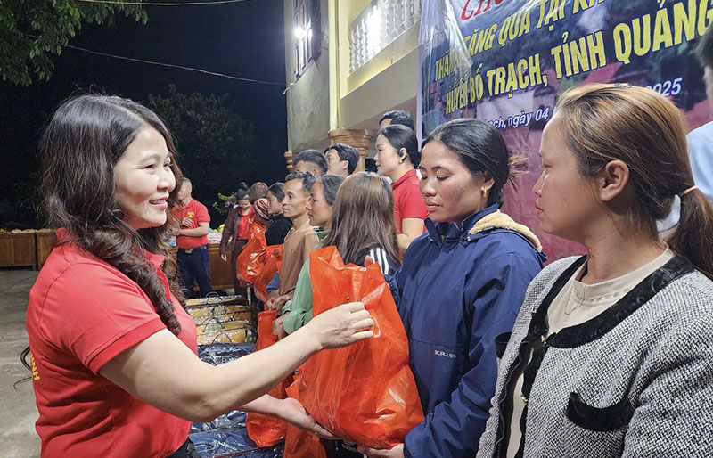 Tặng quà cho học sinh, người dân xã Thượng Trạch