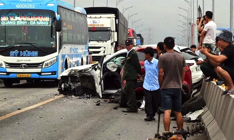 Tai nạn giao thông liên hoàn, Quốc lộ 1 qua cầu Gianh ách tắc nhiều giờ