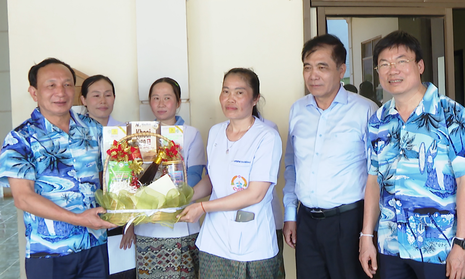 Đồng chí Phó Bí thư Thường trực Tỉnh ủy tặng quà cán bộ, nhân viên Trạm Y tế Lẳng Khăng