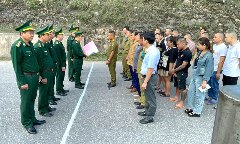 Tiếp nhận 16 công dân Việt Nam do Công an tỉnh Khăm Muồn (Lào) trao trả