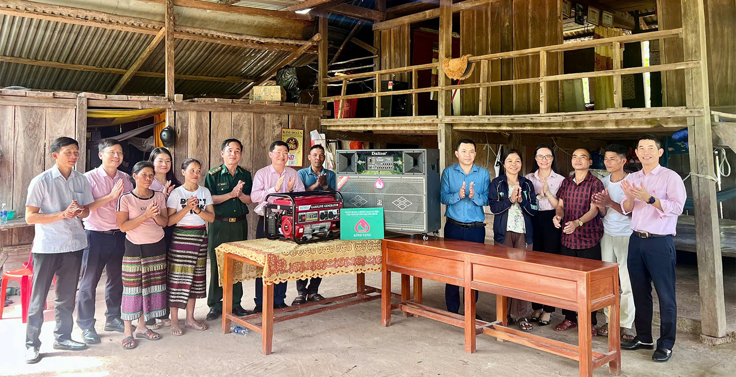 Ngân hàng Chính sách xã hội-Chi nhánh Quảng Bình tặng quà cho người dân bản Ploang