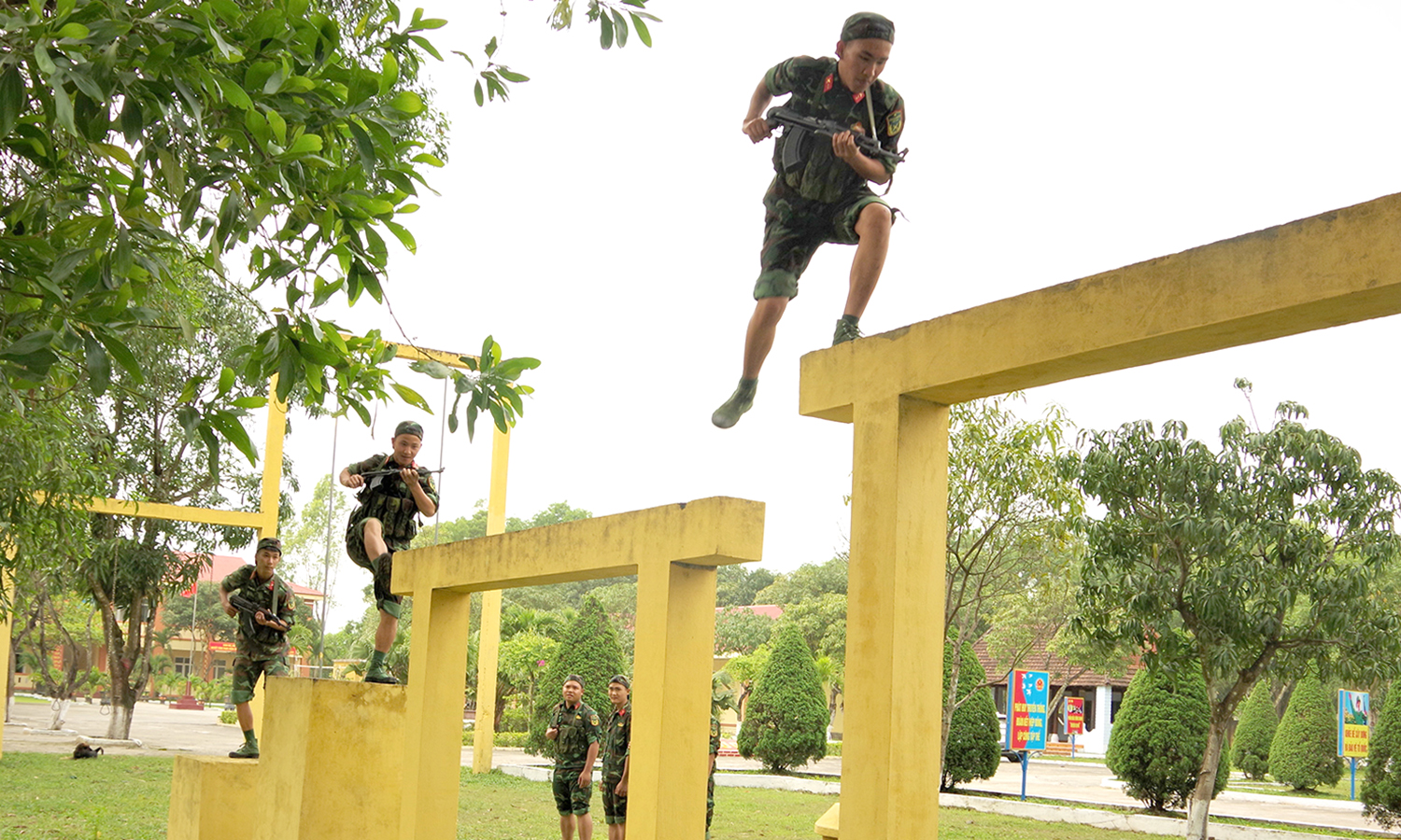 "55 ngày đêm thần tốc, quyết thắng"