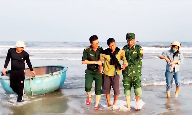 Tiếp nhận và cấp cứu ngư dân bị nạn trên biển