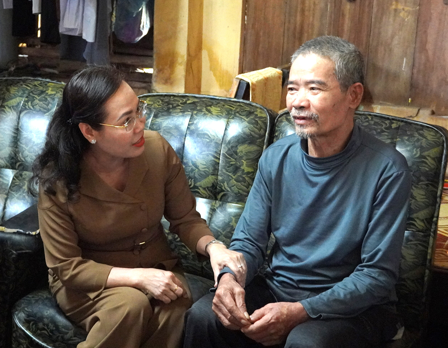 Thăm tặng quà gia đình chính sách  trực tiếp tham gia "Chiến dịch Hồ Chí Minh"