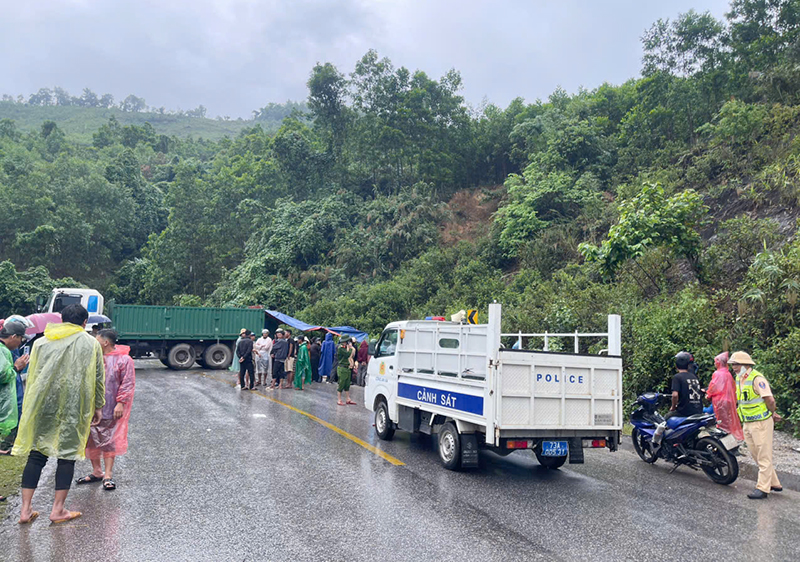 Va chạm xe đầu kéo, một phụ nữ đi xe máy tử vong