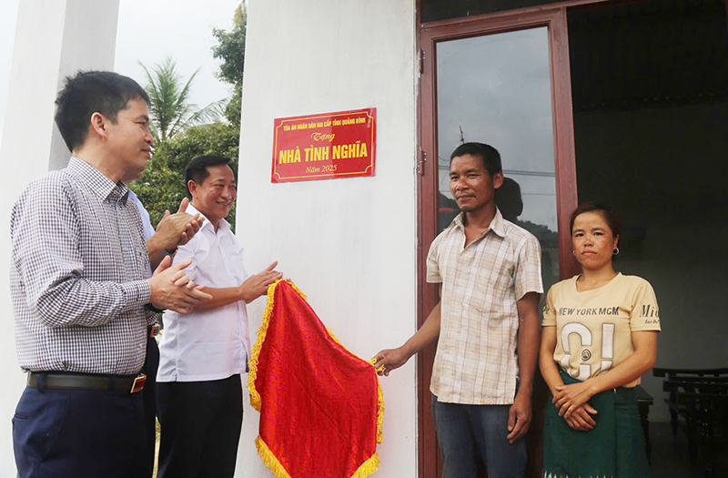 Tòa án nhân dân tỉnh: Trao tặng nhà tình nghĩa cho gia đình khó khăn