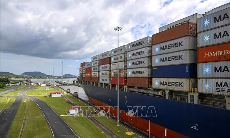 Tổng thống Donald Trump muốn tàu Mỹ đi qua Panama và Suez miễn phí