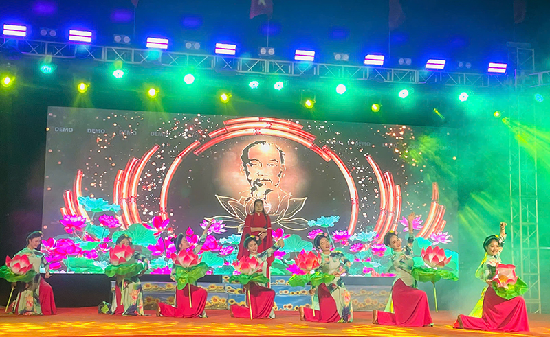 Chương trình nghệ thuật "Đất nước trọn niềm vui"