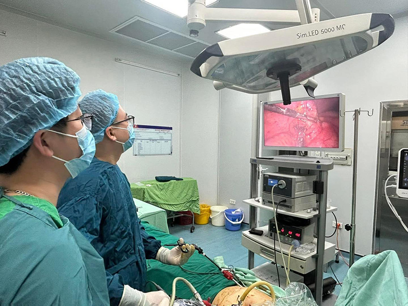 Người đàn ông bị viên sỏi bắn xuyên bụng khi đang cắt cỏ