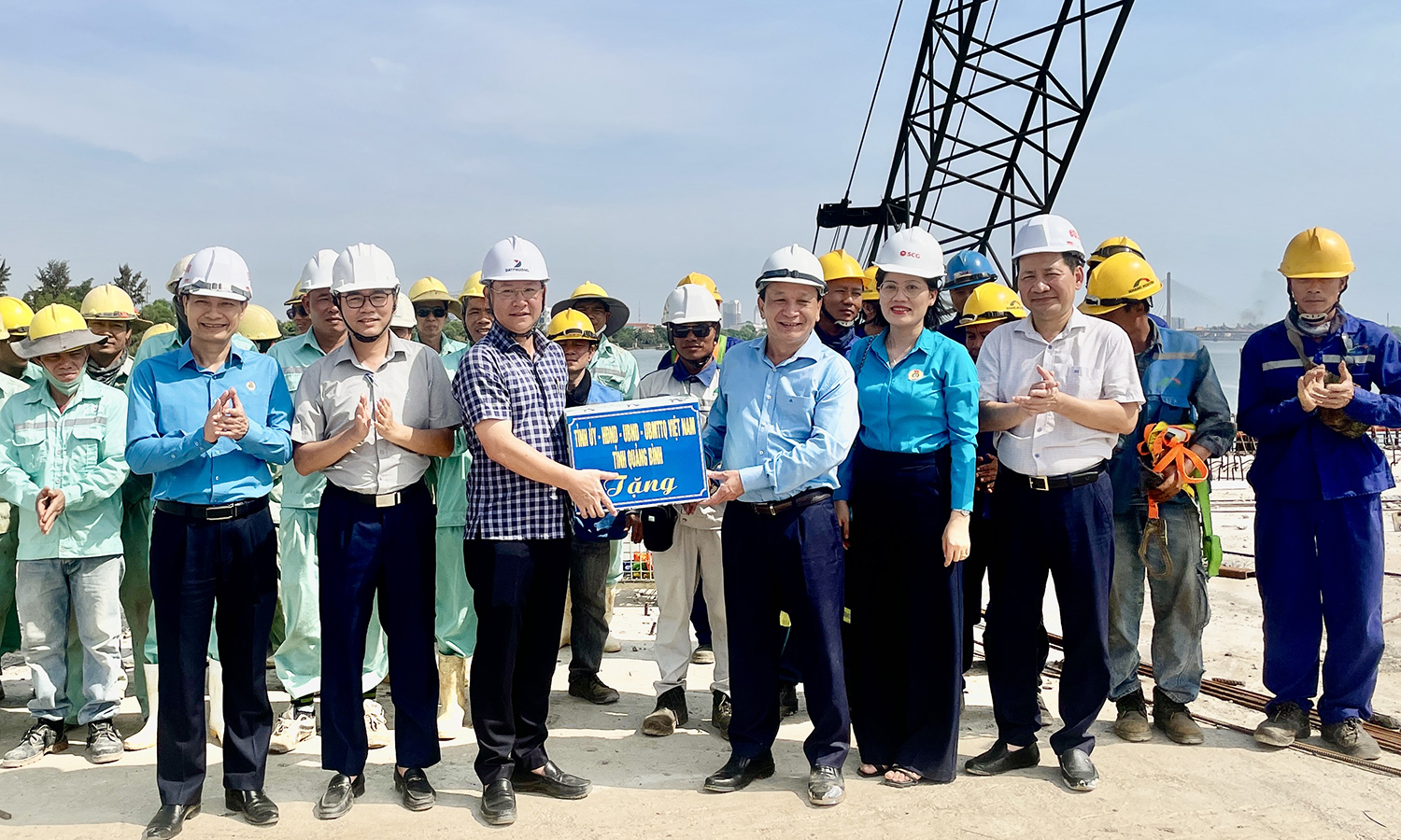 Lãnh đạo tỉnh thăm, tặng quà công nhân lao động nhân dịp Tháng Công nhân
