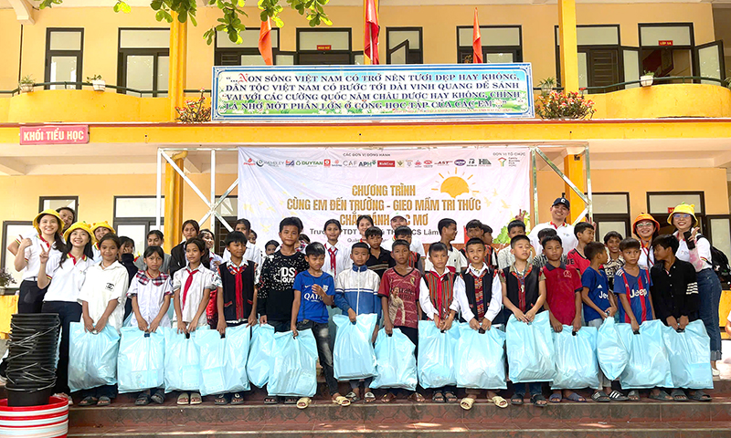 Hỗ trợ gần 400 triệu đồng cho học sinh vùng cao vượt khó