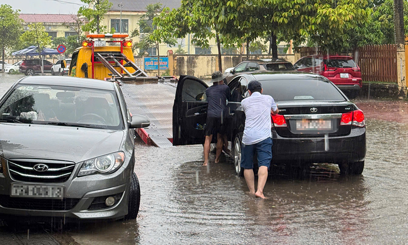 TP. Đồng Hới: Nhiều tuyến đường ngập nước do mưa lớn