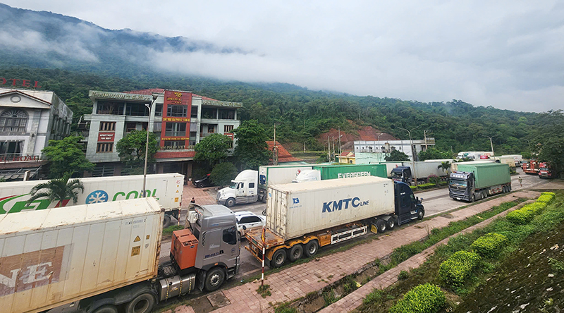 Hàng trăm phương tiện ùn ứ chờ qua cửa khẩu quốc tế Cha Lo