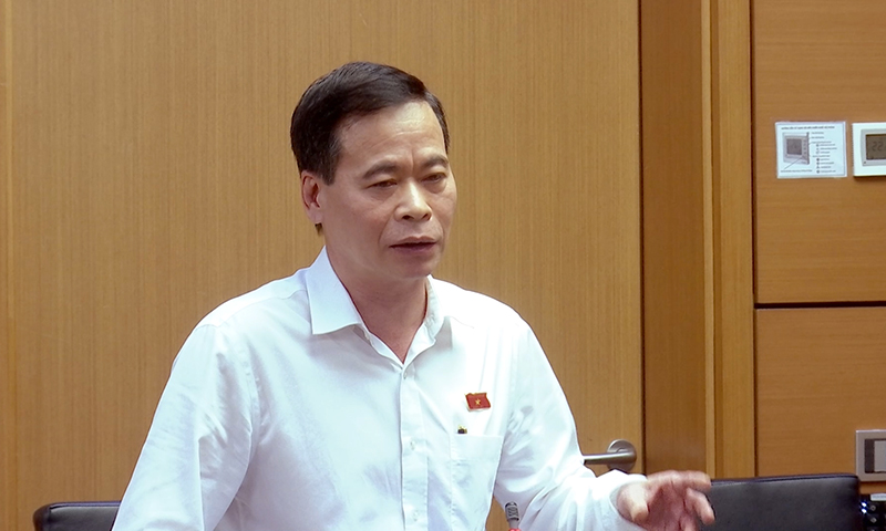 Đại biểu Quốc hội thảo luận tại tổ về các dự án luật, nghị quyết của Quốc hội