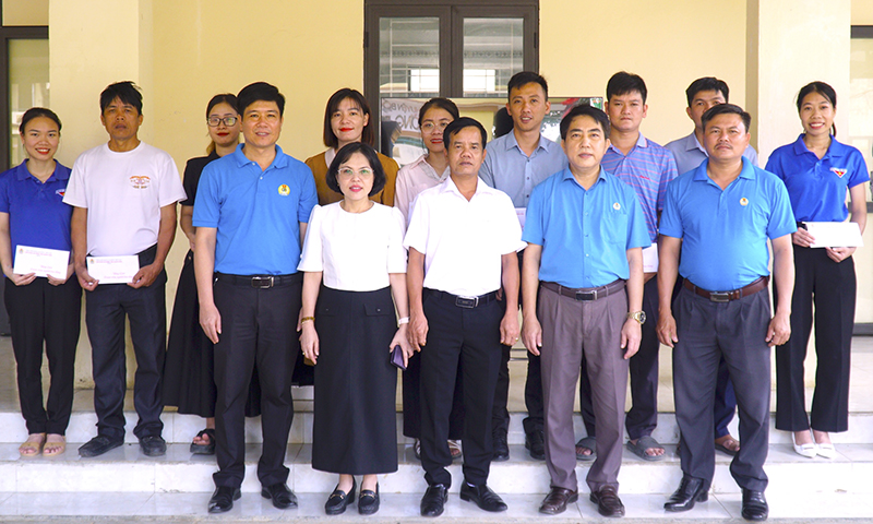 Thăm, tặng quà công nhân lao động nhân Tháng Công nhân năm 2025