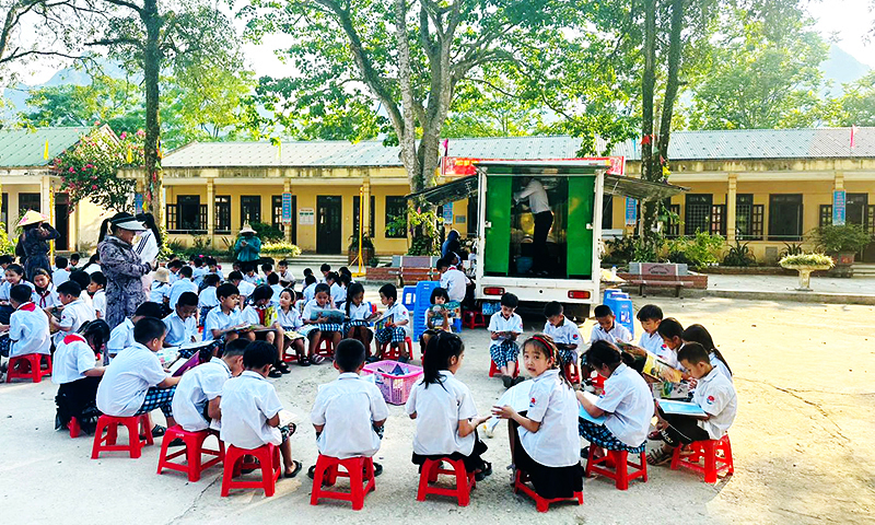 Đồng hành mở "cánh cửa" tri thức cho trẻ em vùng cao