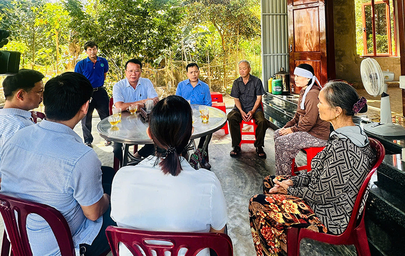 Lãnh đạo huyện Bố Trạch thăm, động viên gia đình các nạn nhân tử vong tại Đài Loan