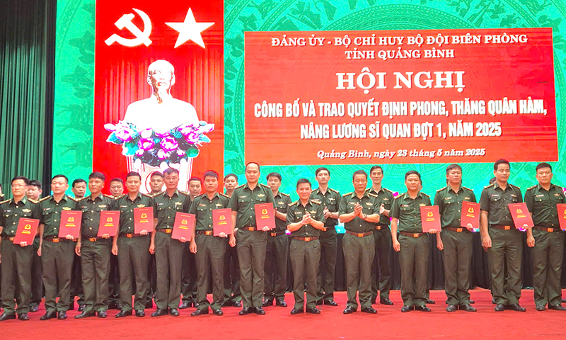Đảng ủy, Bộ Chỉ huy BĐBP tỉnh: Trao quyết định phong, thăng quân hàm, nâng lương sĩ quan đợt 1 năm 2025