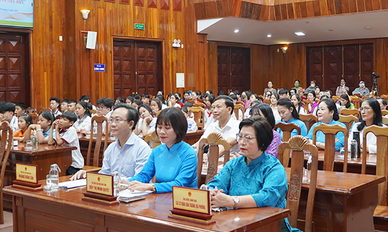 Gặp mặt, biểu dương trẻ mồ côi tiêu biểu