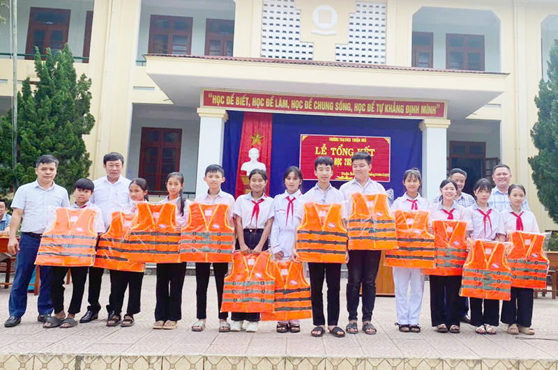 Trao tặng 346 áo phao cứu sinh cho học sinh huyện Tuyên Hóa