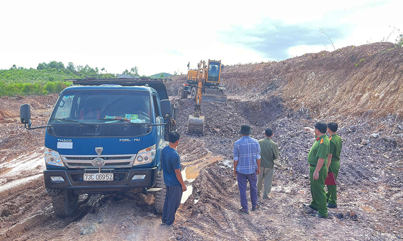 Phát hiện, bắt quả tang các đối tượng khai thác, vận chuyển đất trái phép