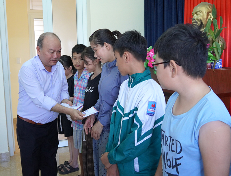 Tặng quà cho trẻ khiếm thị nhân dịp 1/6