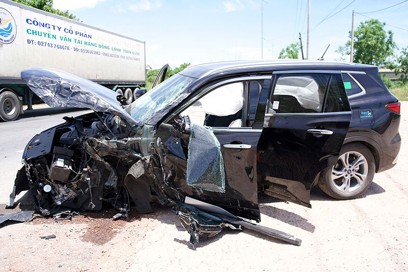 Tai nạn giao thông giữa xe đầu kéo và ô tô con